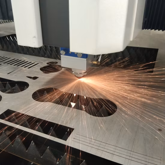 CNC Professioneller chinesischer Lieferant 1000W 1500W 2000W Edelstahl-Blechfaserlaserschneider